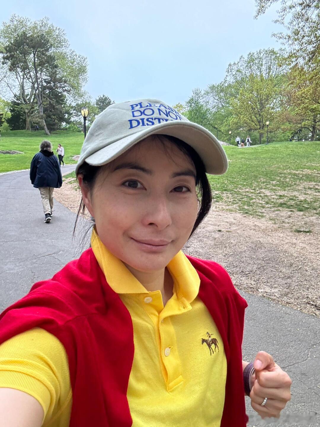郭晶晶中央公园跑步，穿霍启刚近2000元男士T恤，素颜被夸漂亮皮肤好 ​​​