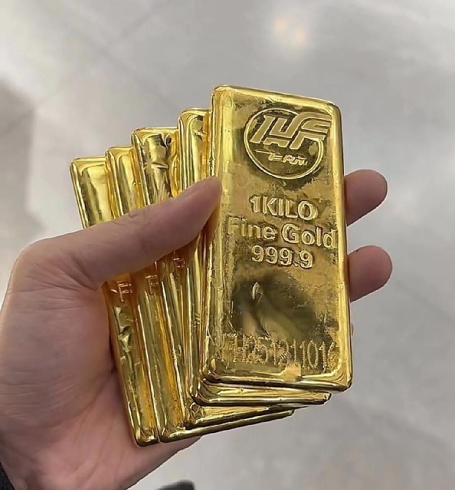 昨天买黄金的人，

现在估计悔得直跺脚！

昨天金价最低870一克，今天直接涨到