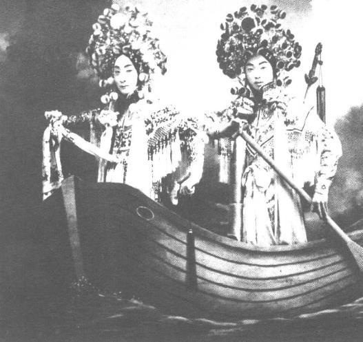 《金山寺》梅兰芳饰青儿，王惠芳饰白素贞