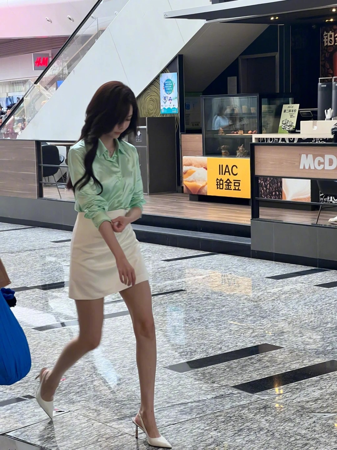 #宋妍霏西装下半身失踪##宋妍霏下半身失踪look#宋妍霏最新路透🈶，谁懂宋妍