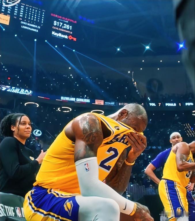 湖人惨负骑士，聊三件事！

1，骑士的致敬短片太感人了，詹姆斯泪眼沾襟，把万千思