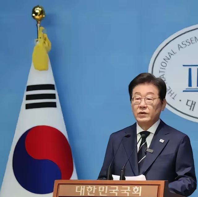 李在明一句话点醒韩国“梦中人”。最近，韩国的李在明在一个传统市场里跟市民聊天时，