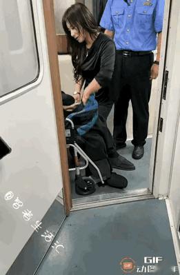 在你的面前，不得不承认我的渺小。你俯下身的那一刻，我看到了伟大。无论你是妻子，姐