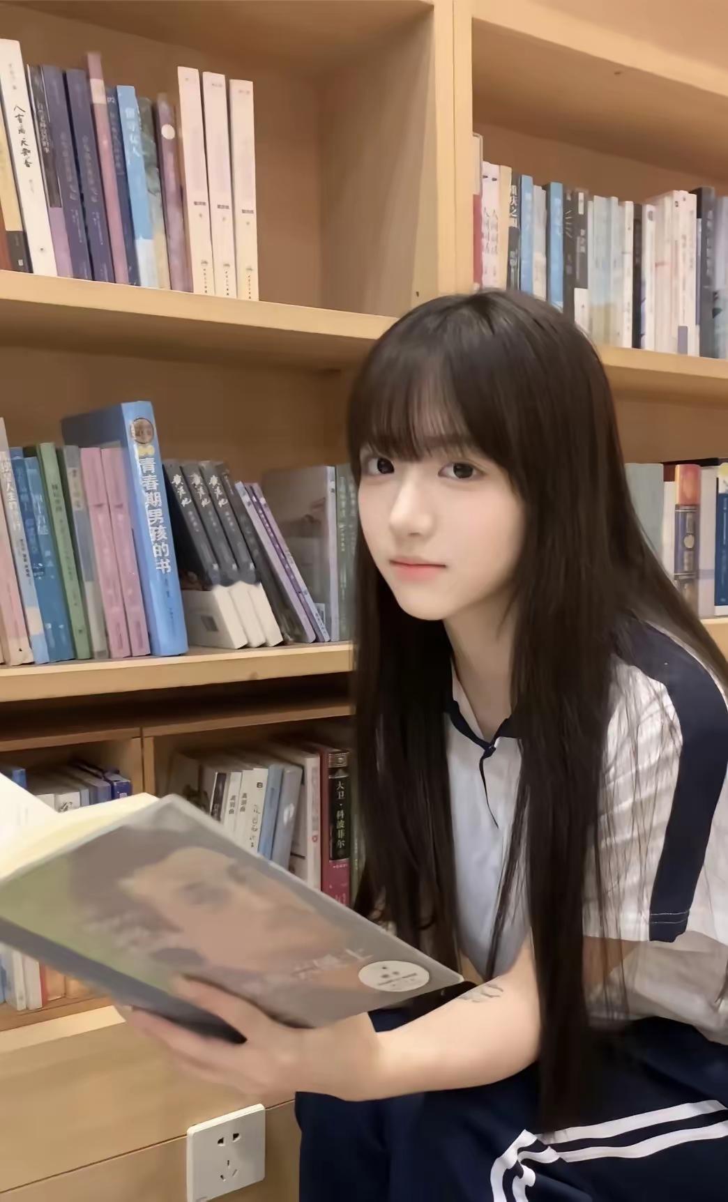 图书馆里看书的小姐姐。读书美少女 图书馆美景 读书女人 图书馆女神