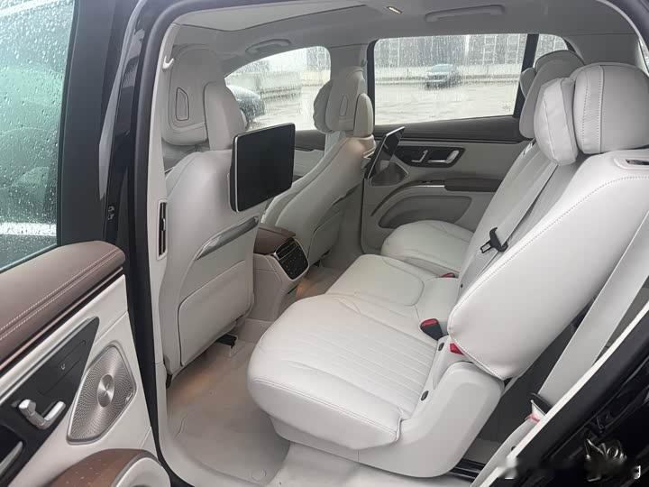23款 EQS SUV 450 豪华版 祖母绿／米色指导价1100500元选装座