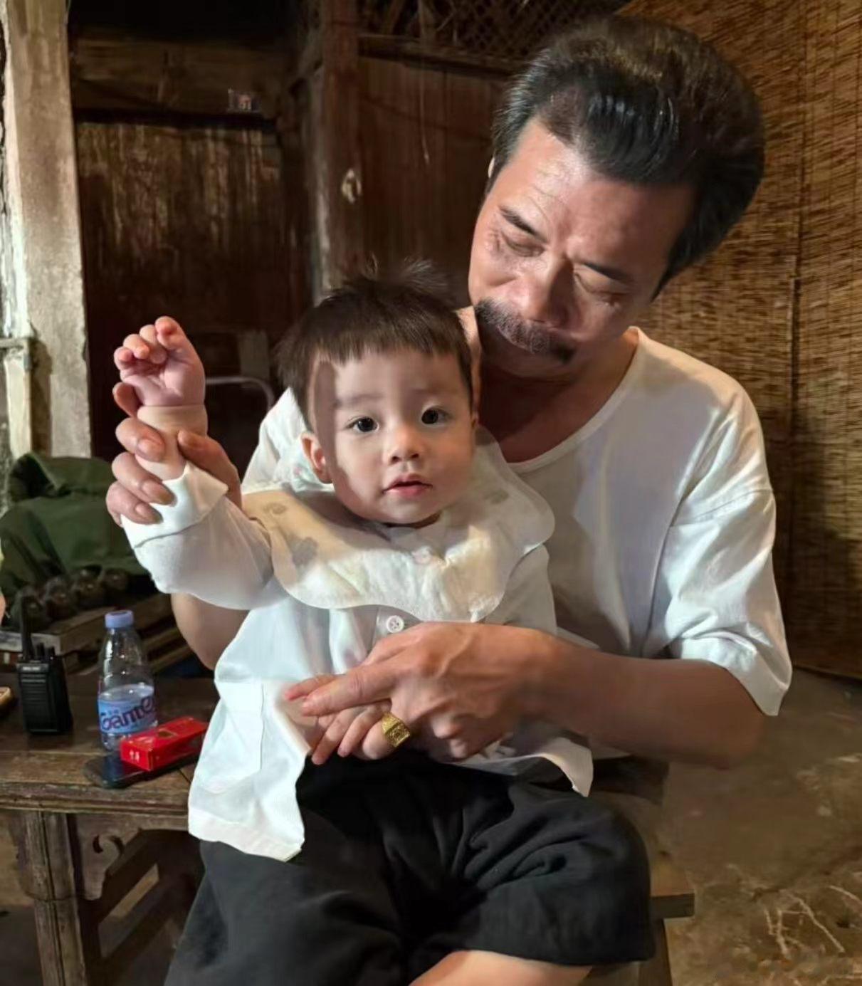 给阿嬷的情书南枝爸爸戏里戏外都是开心果 不只是搞笑担当，更是整部影片的情感核心…