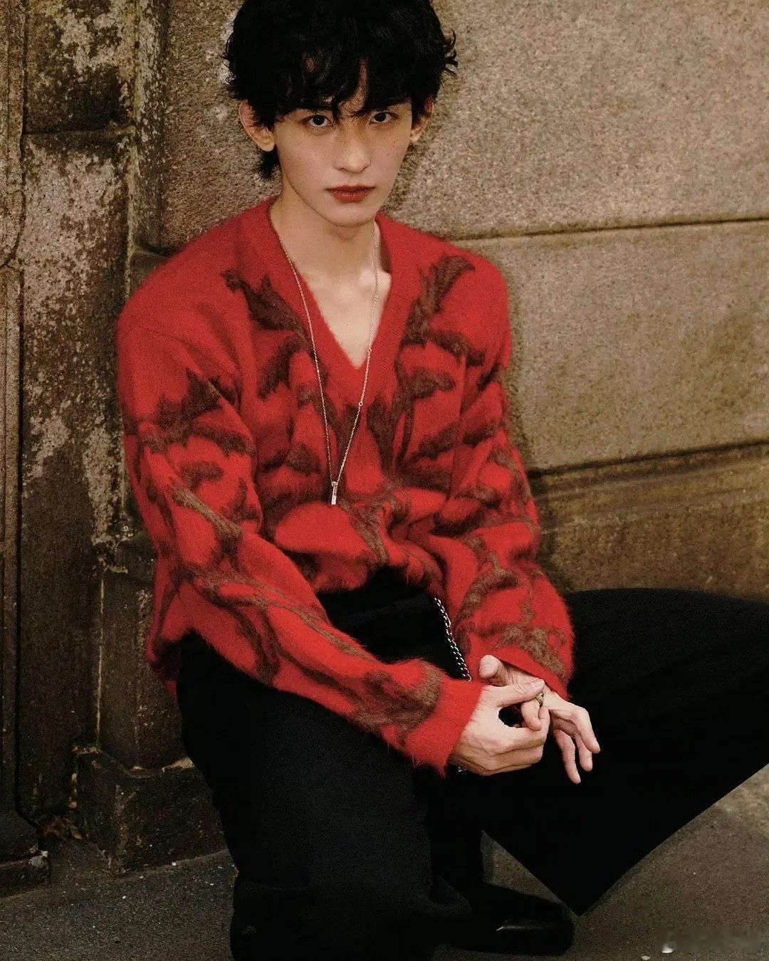 常华森这妆容也太女气了 大红唇就很…… ​​​