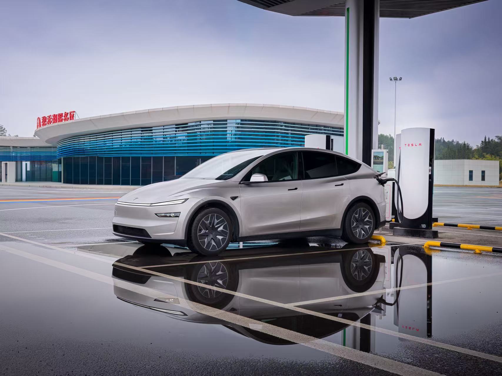 特斯拉的超充，是很多车主心里的保障，这一点做的是真到位。55座特斯拉超充站落地重
