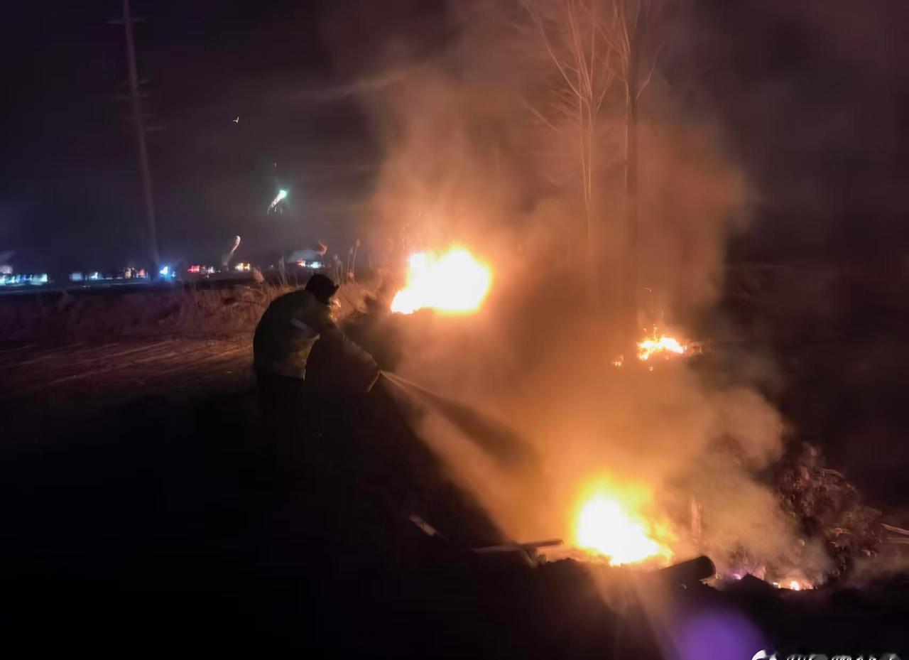 春节期间，夏津大队双庙中队队员张岩、田忠兴、刘化杰在G308线白马湖镇路段巡逻时