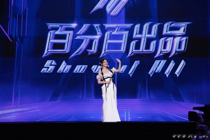 #李莎旻子引用张艺兴名言##李莎旻子说张艺兴是斜杠青年# 李莎旻子在主持《百分百