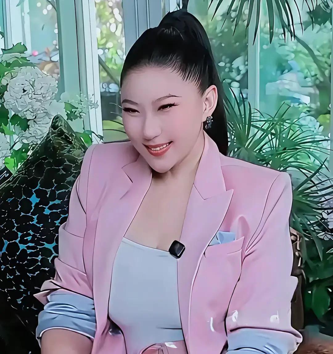 当年那个被大自己49岁的谢贤捧在手心里，送去巴黎和英国到处镀金的Coco，如今离