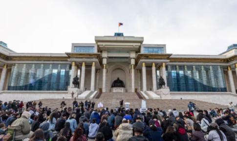 蒙古国爆发的动乱，大概率只是蒙古国崩溃的开始，要是他们再得不到外部援助，情况很可