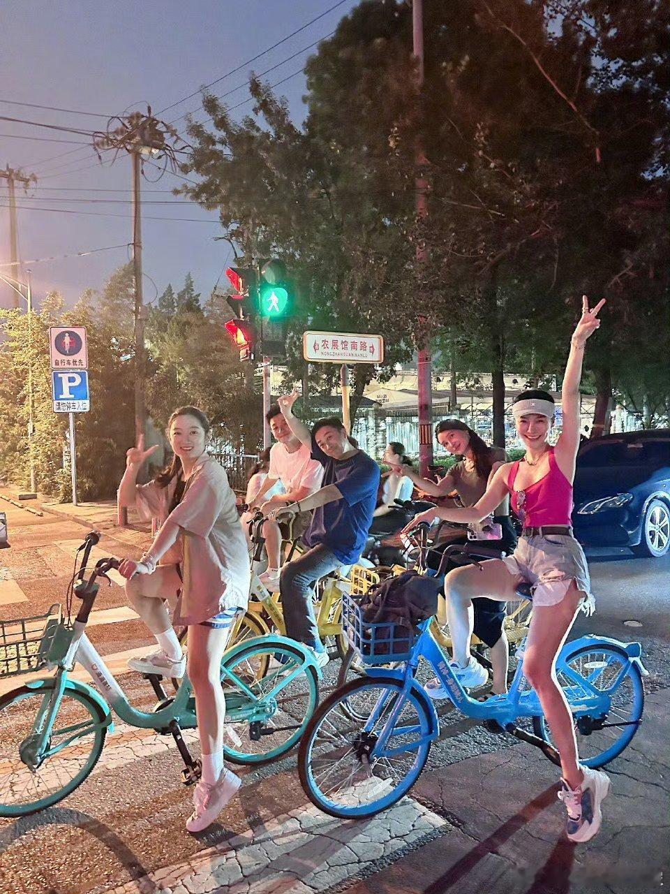 于正确实对新人很不错，也肯给新人资源，在于正这发展算是挺不错的了 ​​​ 每天心