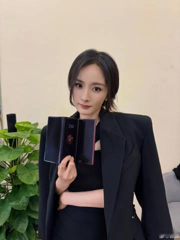 #杨幂带上三倍快乐##杨幂西装搭长裙#杨幂的时尚穿搭总是令人惊艳。西装与长裙的搭