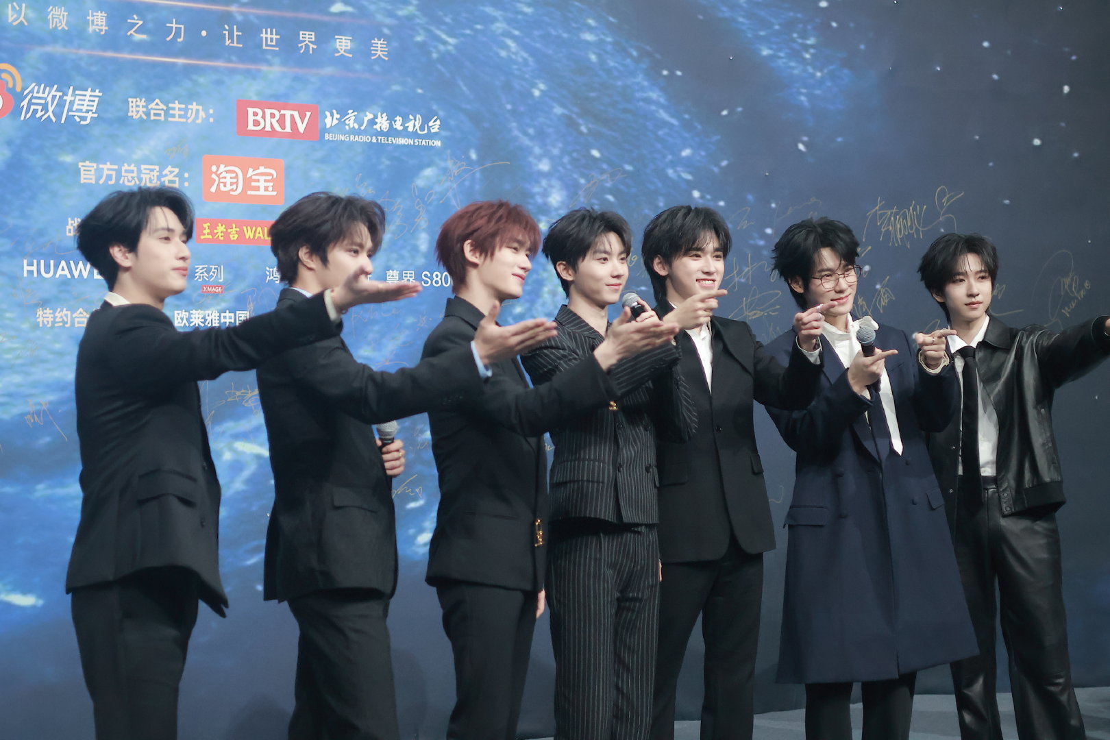 时代少年团红毯妆造 研究了一下弟弟们今天红毯的底妆，为啥这么扛打？高清镜头下都干