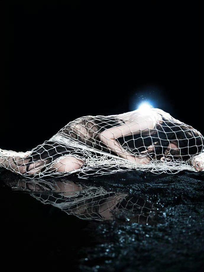 林允湿发半裸造型谁懂啊！林允蓝瞳湿发造型直接戳中审美！半裸线条好绝，妥妥的深海精