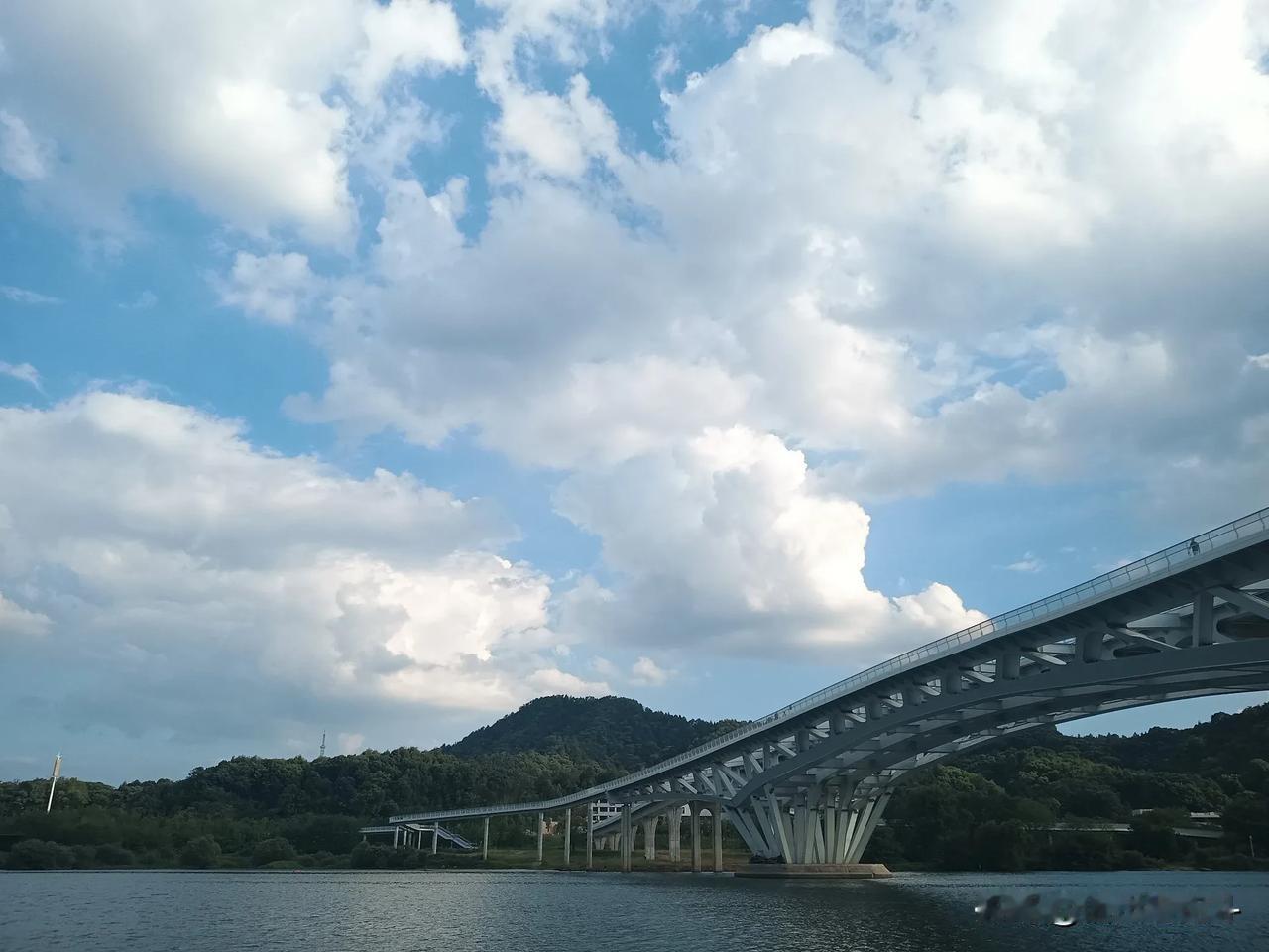 
随手拍下，蔚蓝的天空，洁白的云朵，远处的青山，碧绿的江水，还有一桥飞架南北。