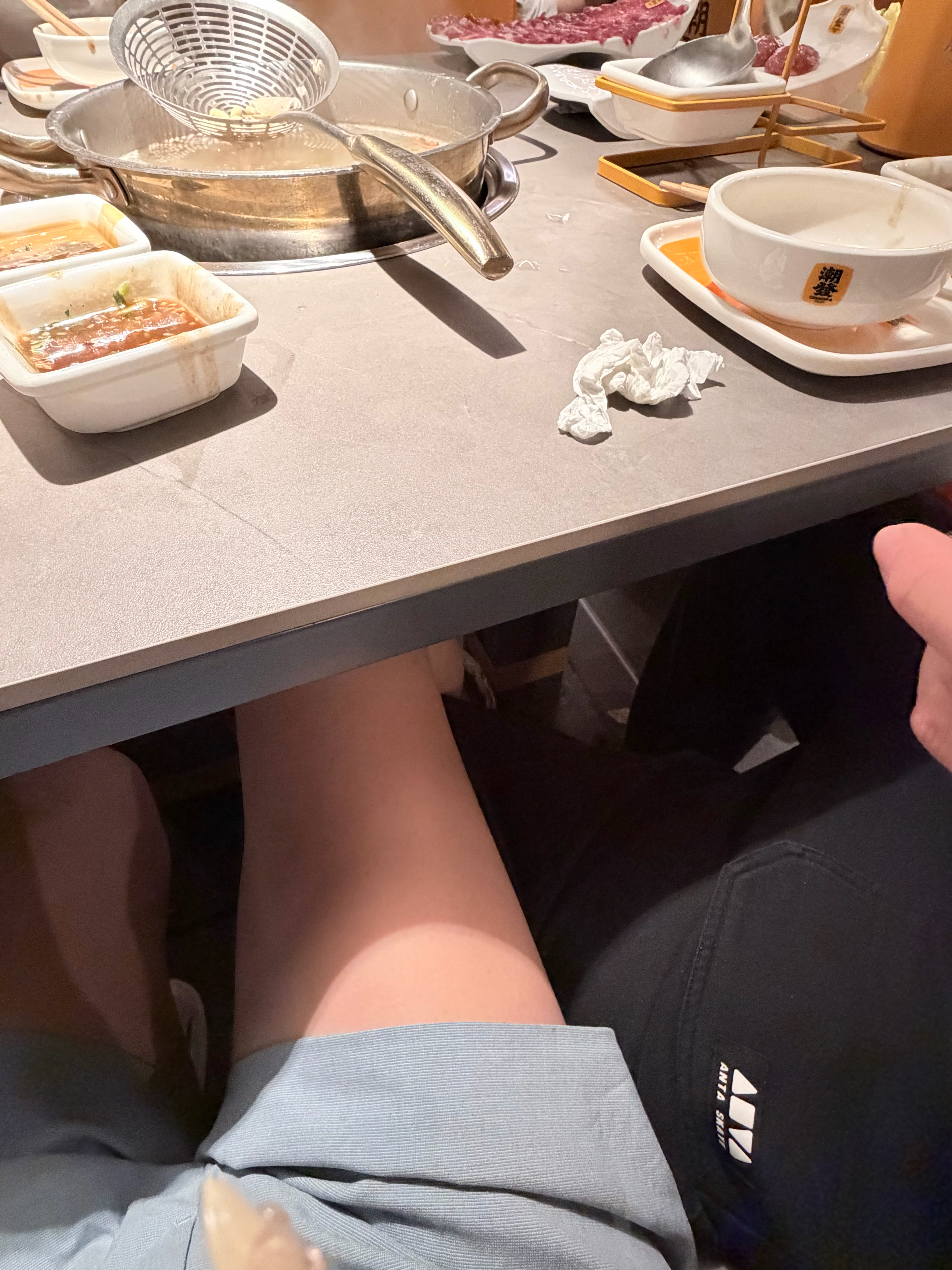 悄咪咪搭上腿了