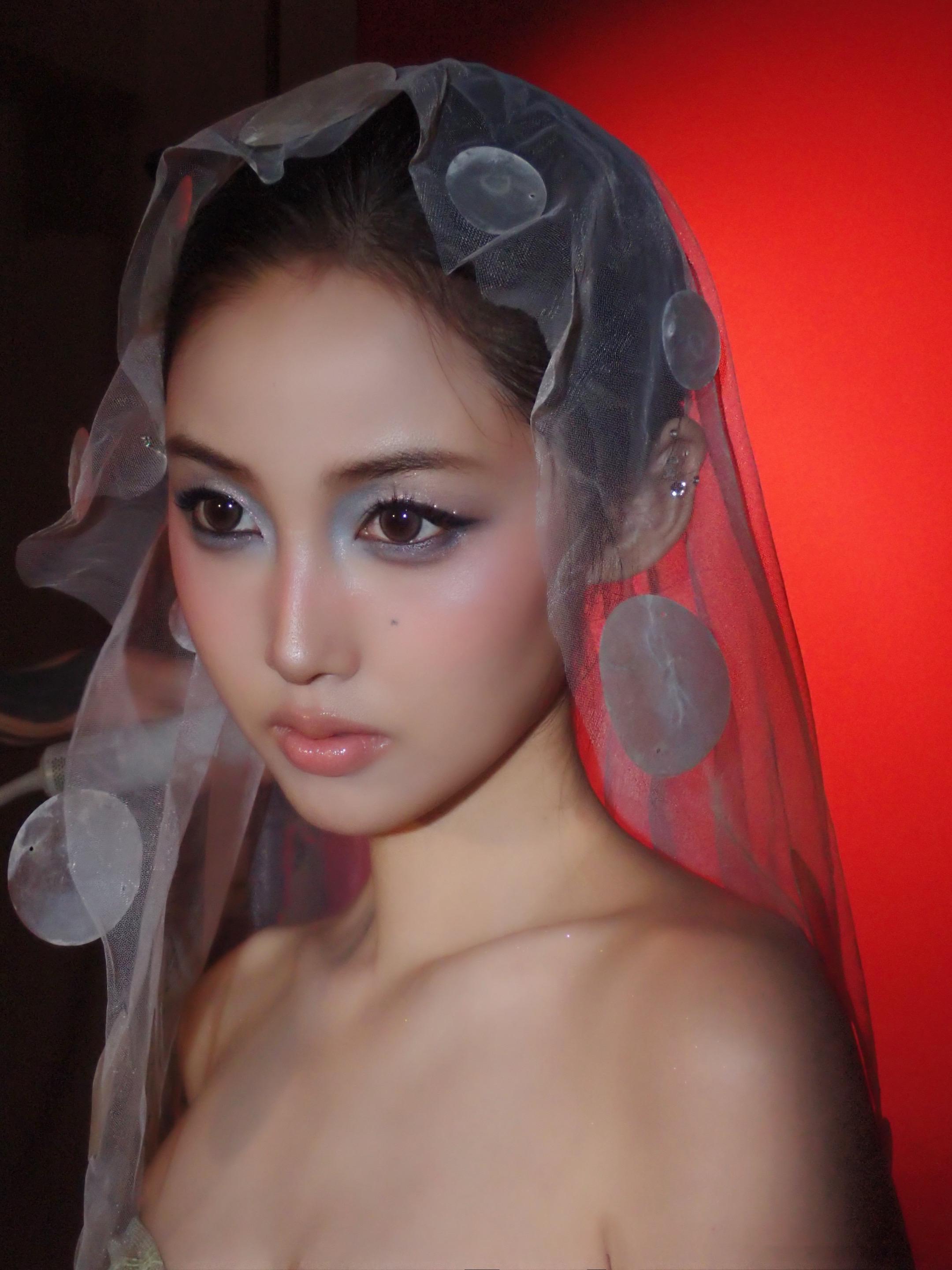 我有很多面，你看到哪一面，你就配哪一面