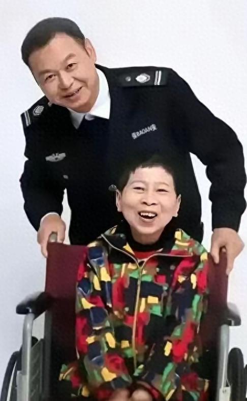 1988 年，湖南 21 岁女孩为了保护老板，奋不顾身与歹徒搏斗，最终被连捅 9