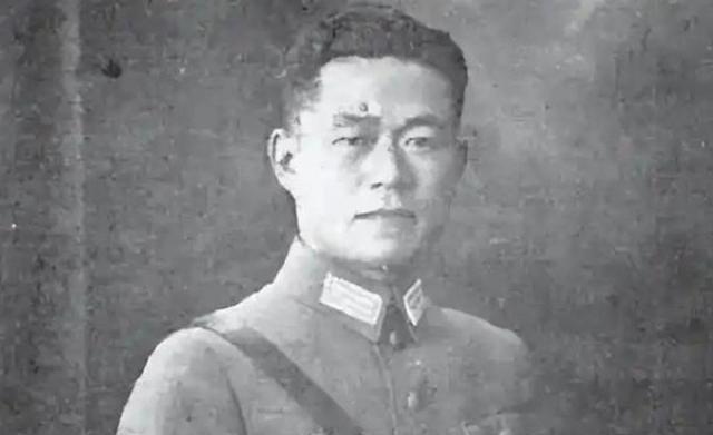 1949年，国军 中将 邱清泉战死淮海战场，留下一家老小在乱世中挣扎求生。他的妻