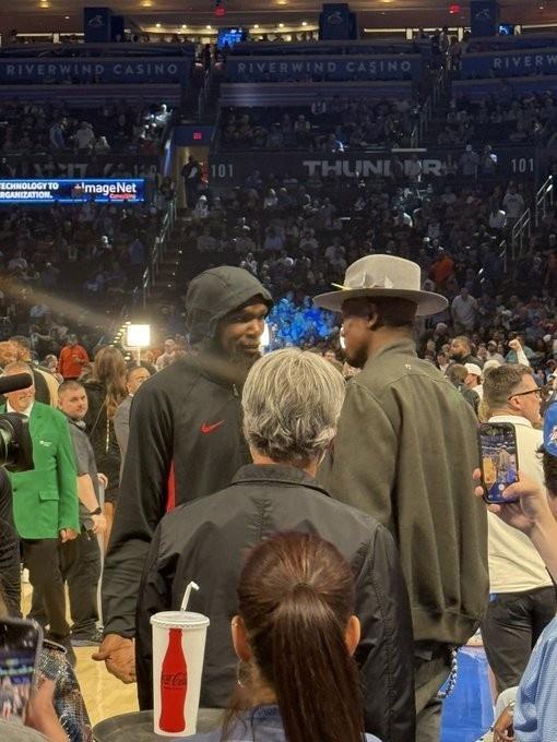 NBA新赛季揭幕战雷霆主场迎战火箭，赛前雷霆领取上赛季总冠军戒指。球队名宿伊巴卡