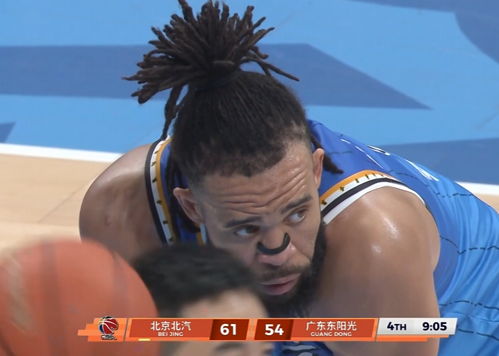 我就知道首钢会给麦基打低位，结果第一个就是走步~~干嘛要给他干不擅长的事情？都打