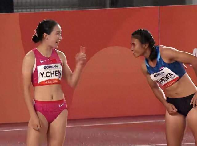 陈妤颉临危受命第四棒拉出无人区 女子4X100接力中国队42秒96夺冠