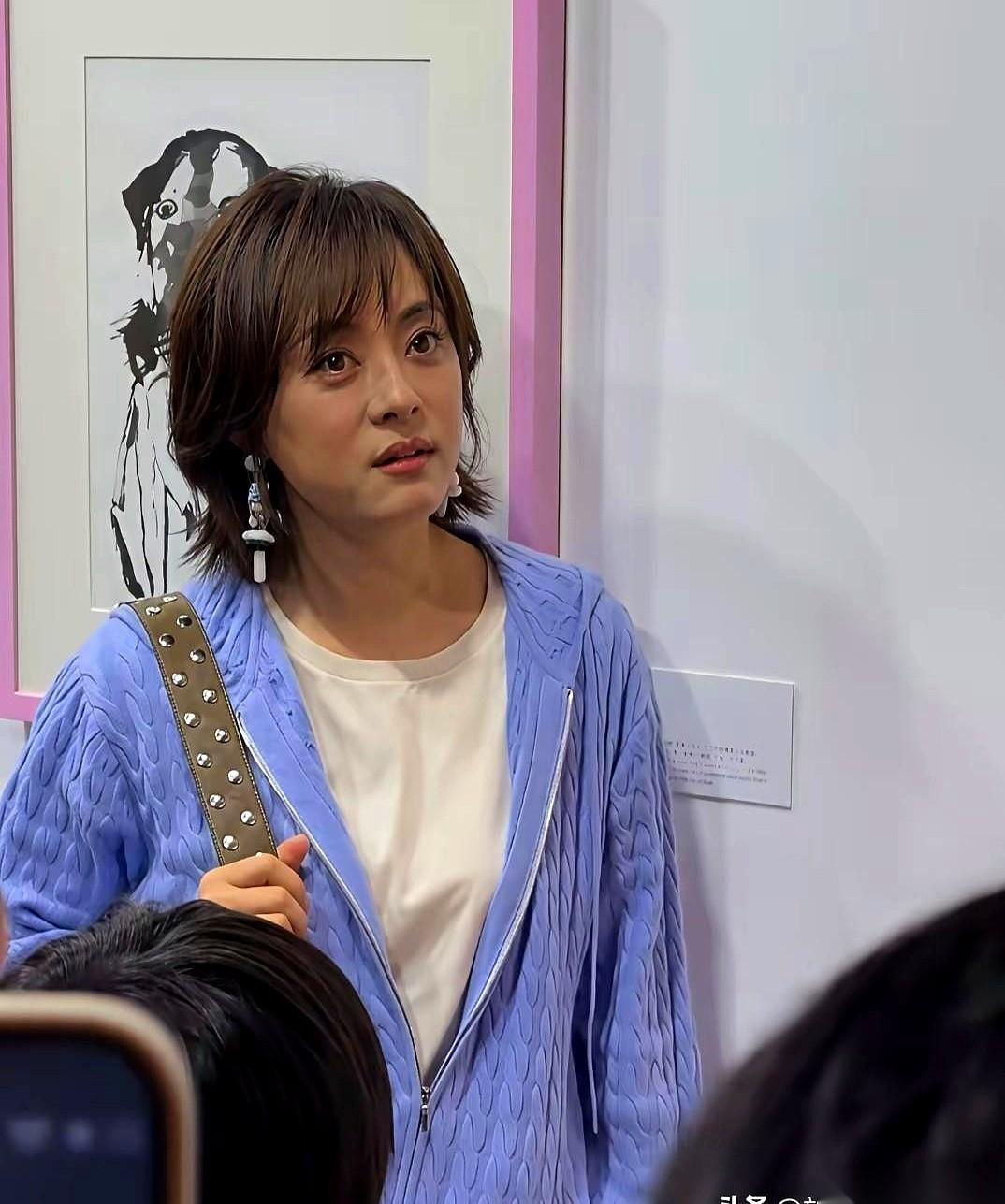 孙俪在上海花展被人拍了，就一张侧脸，没开美颜，也没找角度。
她就那么穿着一身普通