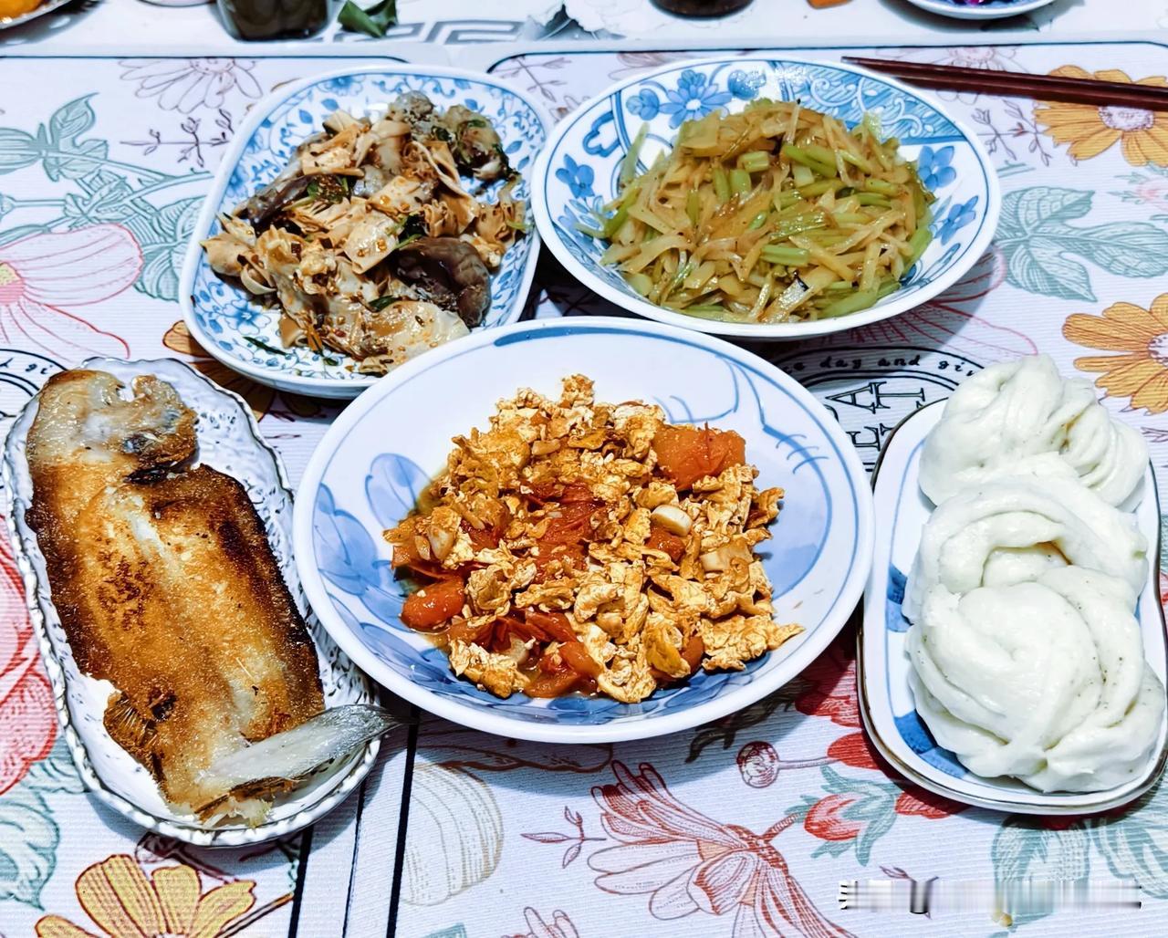 晚餐开饭，东北熏拌菜，西红柿炒鸡蛋，有点炒过劲了，看不到西红柿了，土豆丝炒芹菜，