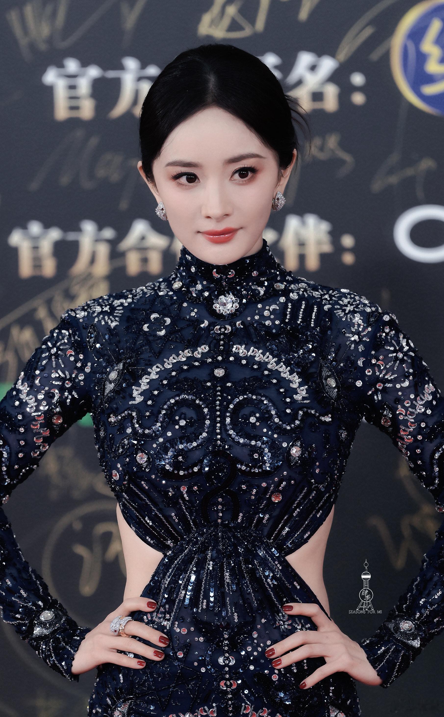 杨幂 💙 微博之夜红毯，步步生莲 ​​​