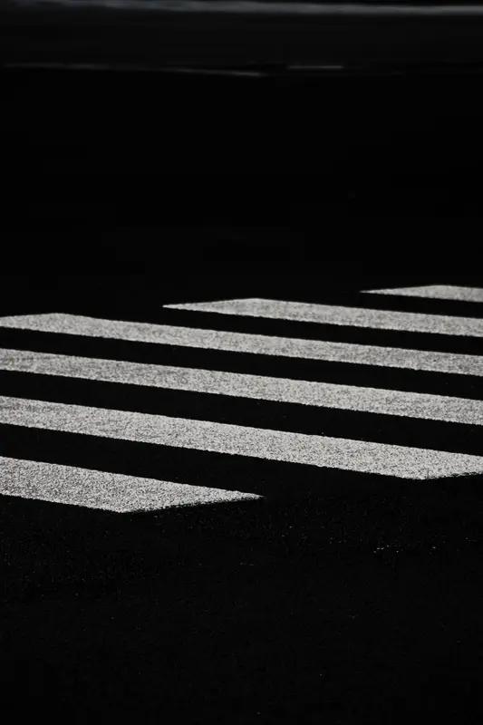 女子开车在斑马线前礼让行人，男子直接超车做不雅手势，称其堵路，下一秒在斑马线撞到