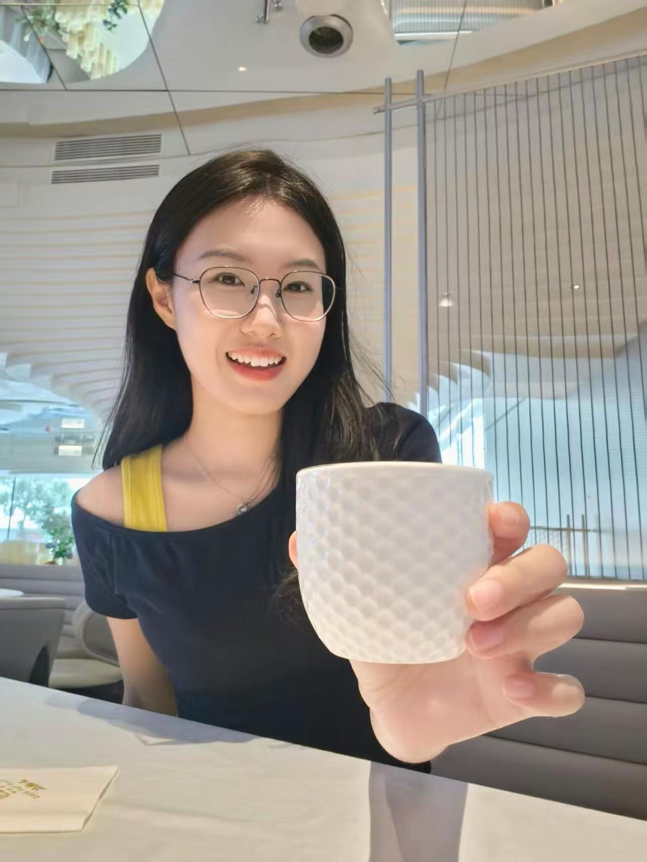 茶店喝茶，偶遇女同学。