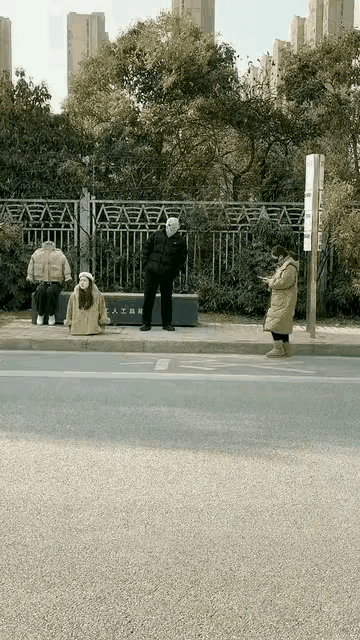 真是笑喷了！
公交站台上，有几个人在等公交车。
由于天气太冷，几个等公交车的人真