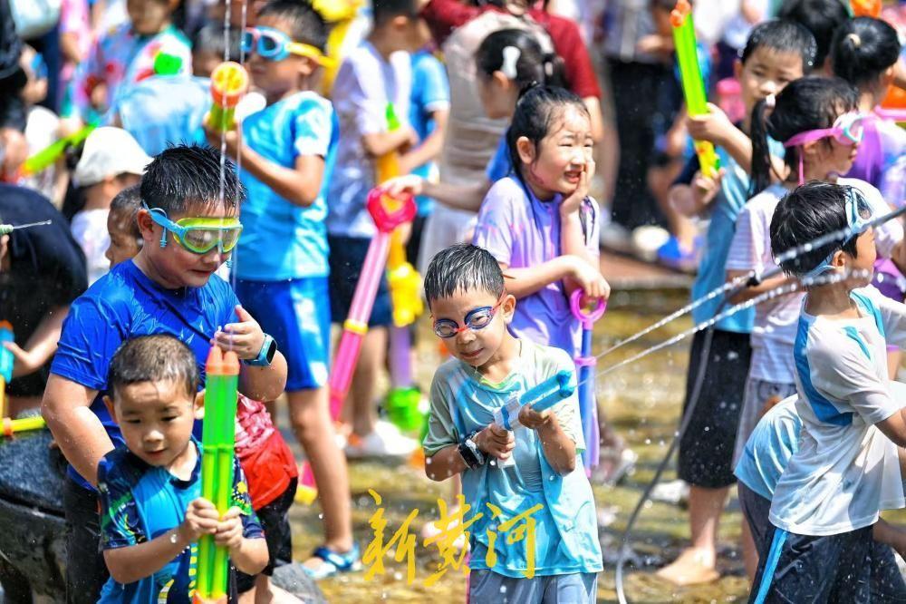 7月11日上午，第十二届五龙潭亲子狂欢泼水节在五龙潭公园青泉广场正式拉开帷幕。市