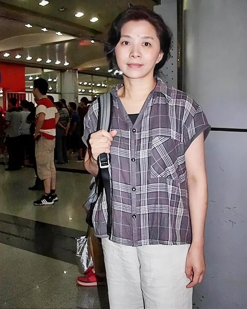 我觉得她演农村题材的电视
比演城市题材的电视要生动的多，
你们认为呢？