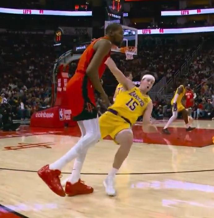 杜兰特对里夫斯恶意犯规 最初只是普通犯规，裁判观看录像后升级为一级恶意！ 