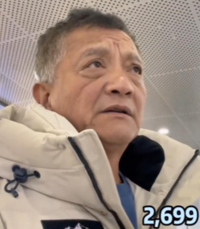 “我只是穷，又不是傻！”2023年，辽宁大爷老张，到奥莱商场买羽绒服，试了一款加