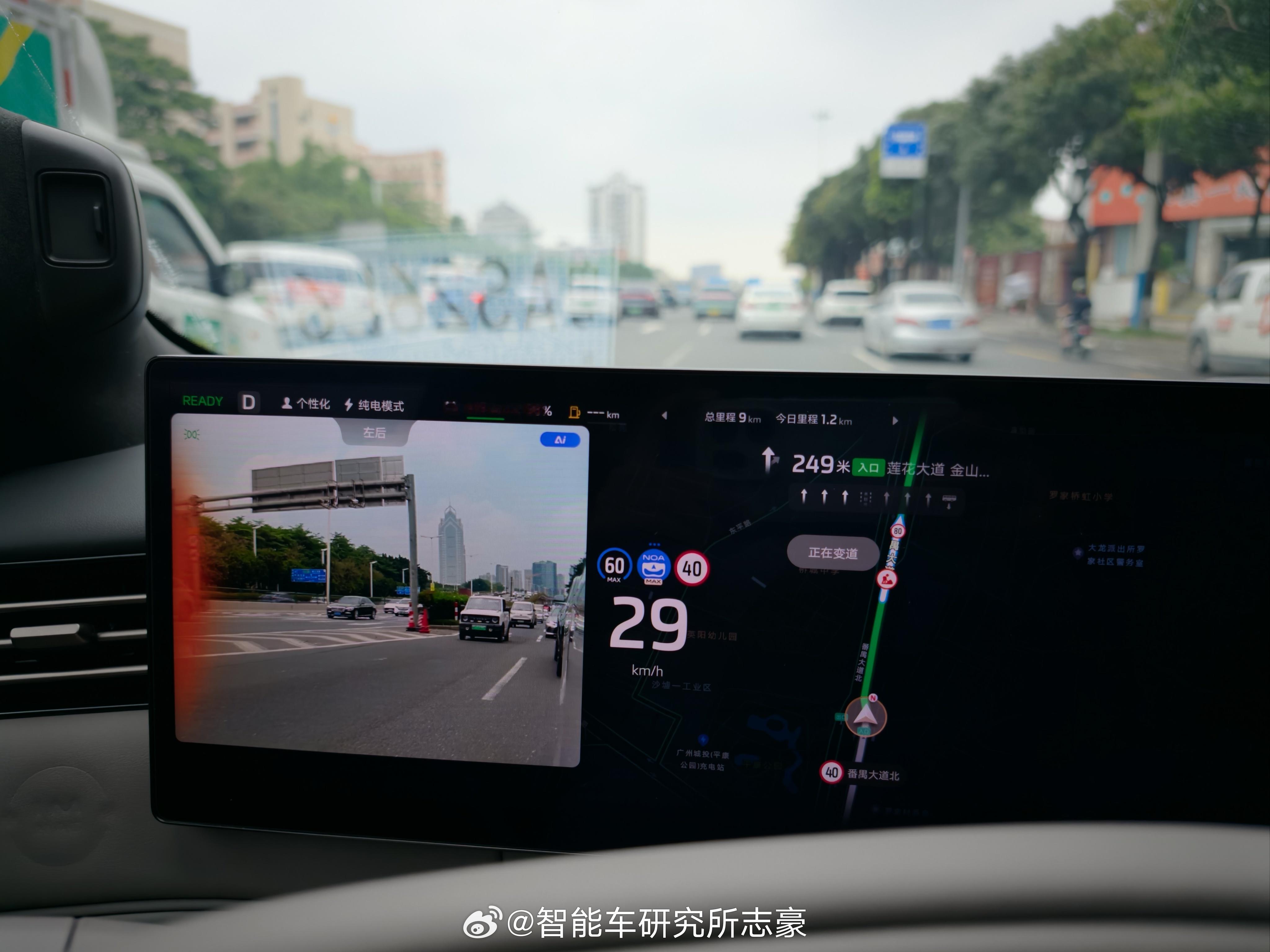 大家车的智己ls8 开回公司了。这种新椭圆形方向盘就是好，结合智己新的ui，仪表
