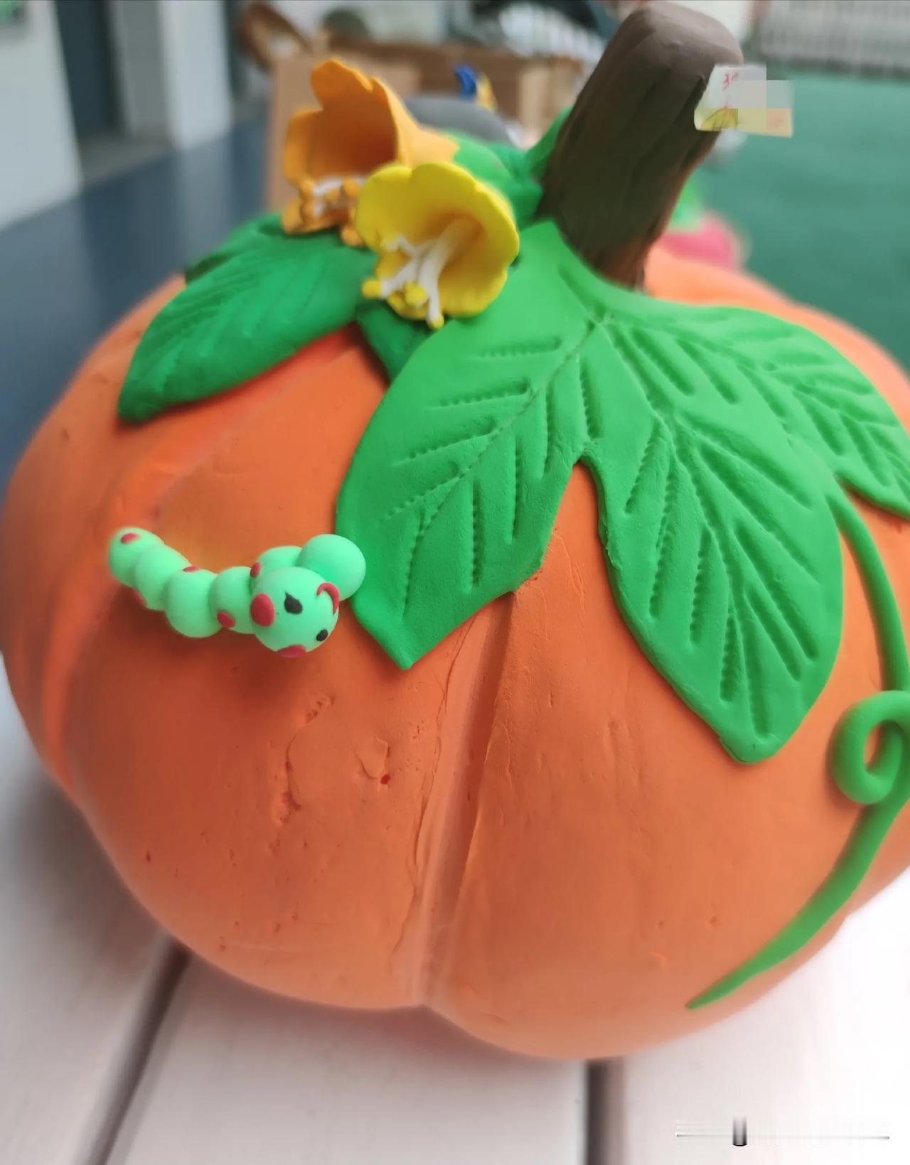 学校比赛捏南瓜，小朋友的这个参赛作品水平真的也太高了吧，这虫子，这小花，还有一只