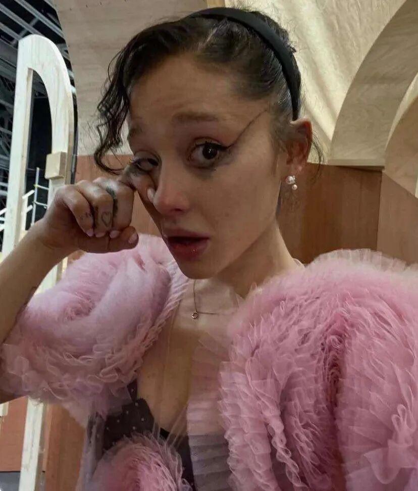 亚莉安娜 (Ariana Grande) 最新发布自拍，哭得妆都化了，头还有点秃