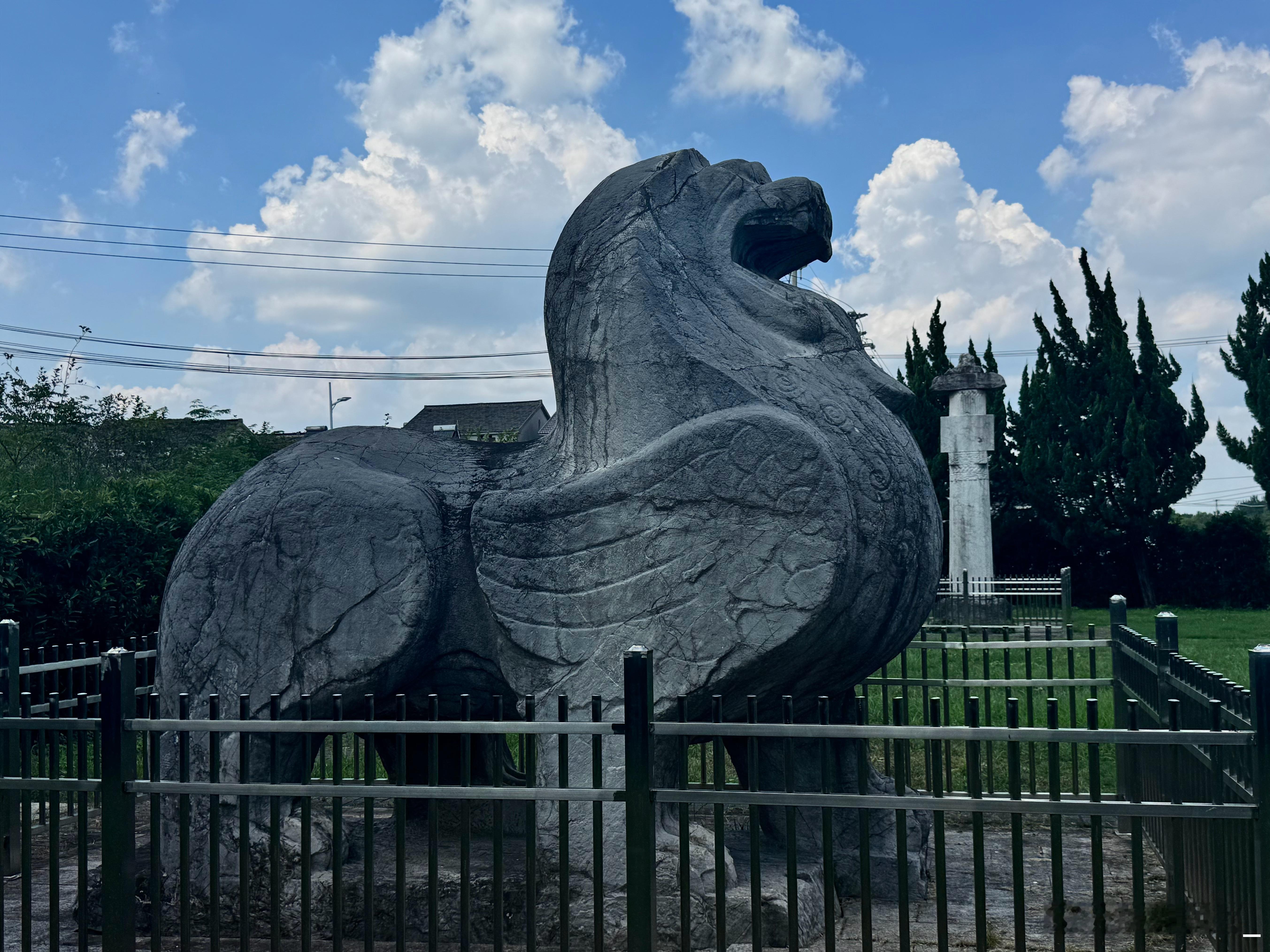 辗转句容市和栖霞区，看了六处齐梁南朝石刻，散布在村落、荒野甚至居民社区里，150