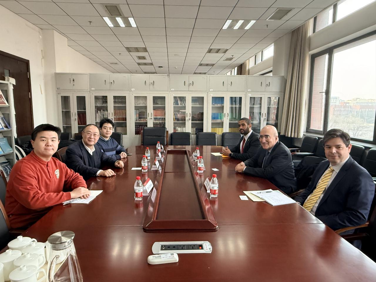 今天上午，巴西驻华大使到学院找我聊聊天。 ​​​