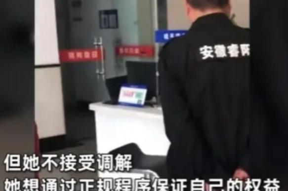 2023年，安徽合肥一名985女研究生凌晨帮父亲摆摊卖菜，摊位被掀翻，可她一没哭
