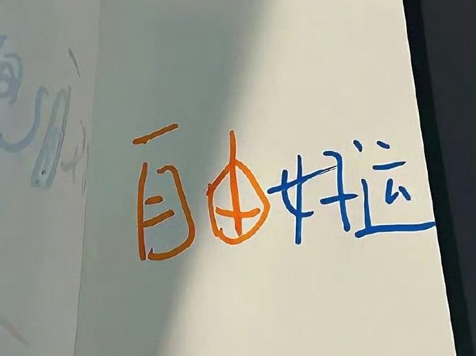 路还长成为什么样的人过什么样的生活都是自己决定的. ​​​