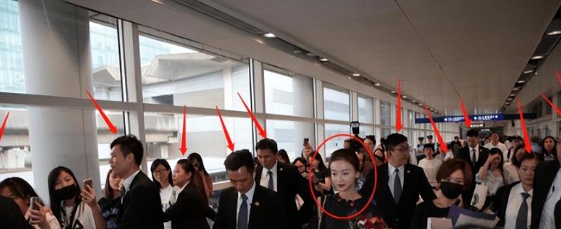 太离谱！
爆红小花竟敢公然“玩弄”央视，6 助理 30 保镖阵仗空前，如今怎样