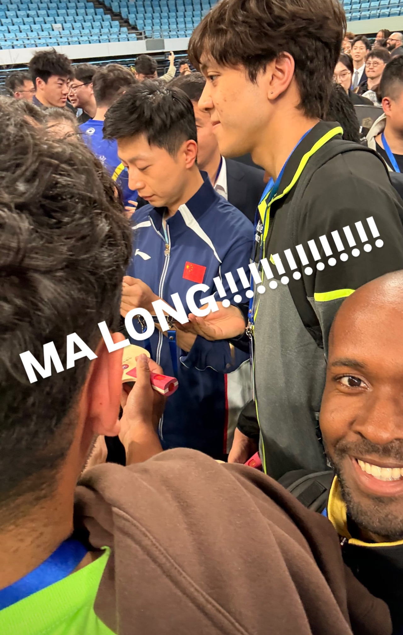 被人高马大阿美莉卡包围的小副主马龙签名是签不完的