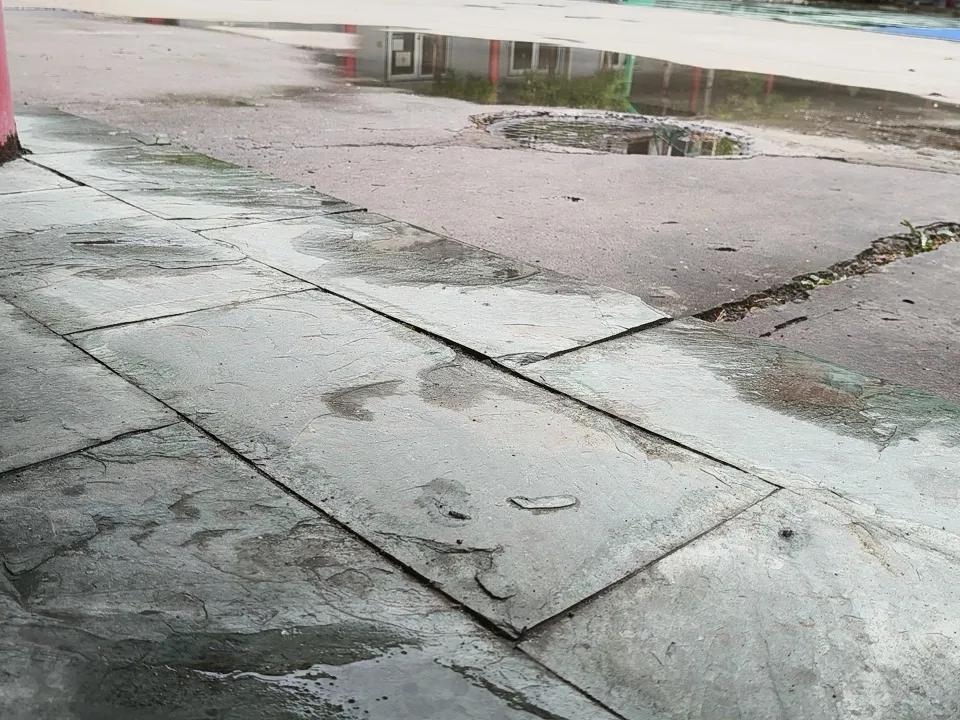 又下雨了！及时雨！天天阴沉有雨 今天也也下雨了 今天的雨很调皮 
中午正在午休的