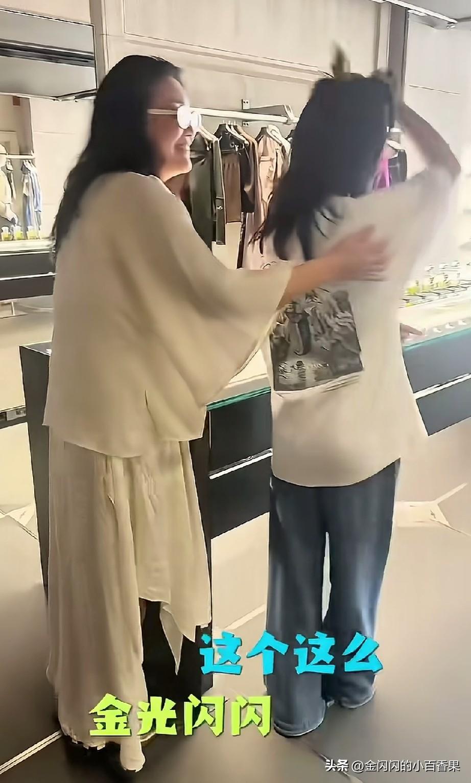 1再强势的女企业家如张兰，面对孙女也会放下所有锋芒。这不张兰小玥儿三里屯逛街，张
