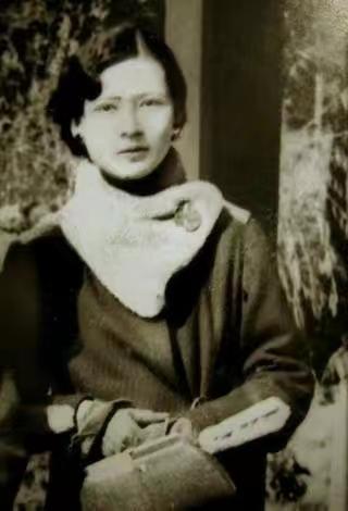 1933年，冰心公开发文讽刺林徽因喜欢被男人围绕，有伤风化，林徽因不争不辩，只给